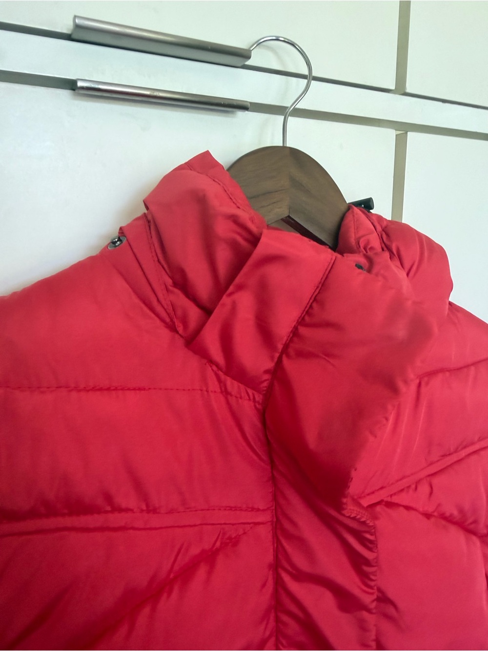 Women's Red Hooded Puffer Jacket - Lightweight Warmth - Picture 5 of 11